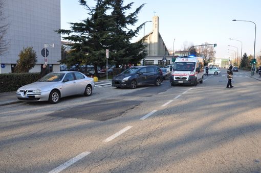 Attraversa la strada per non perdere il bus e viene investito: 35enne in prognosi riservata
