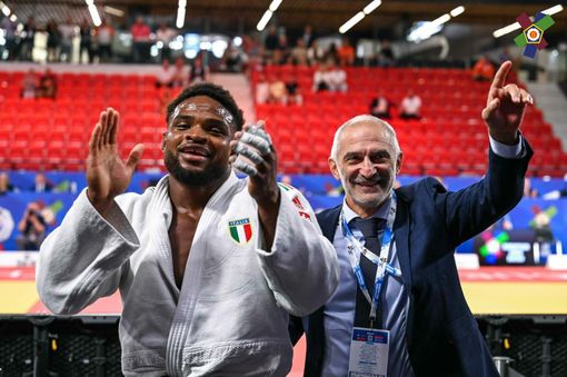 Judoka esulta con medaglia Judoka esulta con medaglia