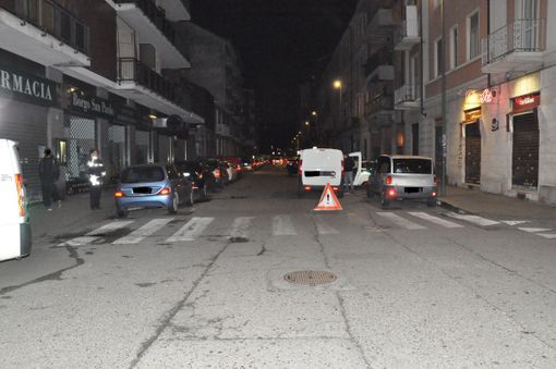 L'auto svolta e investe un uomo di 73 anni che rimane incastrato sotto la vettura: è in prognosi riservata