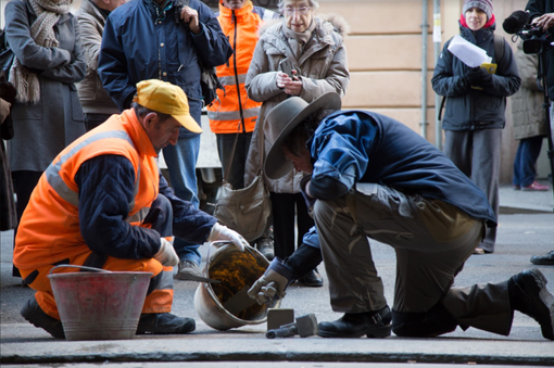 Torino continua a coltivare la memoria: arrivano nuove pietre d'inciampo in città