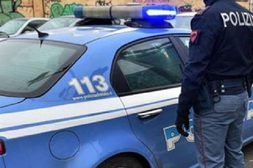 Pusher finge di aspettare il tram per eludere un controllo di polizia, ma lo fermano comunque e lo arrestano Pusher finge di aspettare il tram per eludere un controllo di polizia, ma lo fermano comunque e lo arrestano