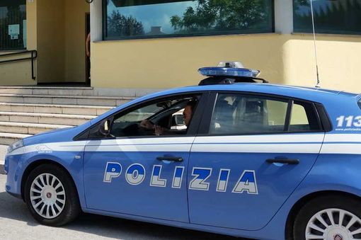 Furto di un defibrillatore in piazza Galimberti, la Polizia individua i ladri