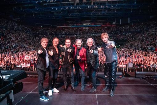 Pooh sul palcoscenico con il pubbico alle spalle Pooh sul palcoscenico con il pubbico alle spalle