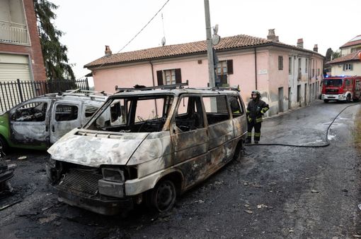 auto data alle fiamme auto data alle fiamme