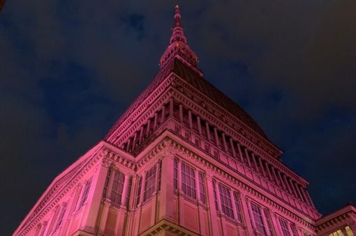 La Mole si illumina di rosso per festeggiare i 70 anni del Teatro Stabile di Torino La Mole si illumina di rosso per festeggiare i 70 anni del Teatro Stabile di Torino