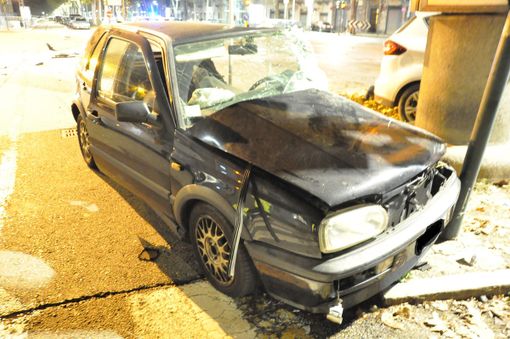 Due auto si scontrano nella notte in largo Francia: fermato un 28enne con un tasso alcolico 4 volte sopra il consentito