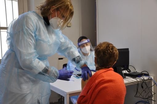 Covid, oggi 16.835 vaccinati. Nelle scuole sono in aumento focolai e quarantene