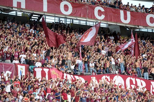 VIDEO - Torino, giocatori e tifosi festeggiano la vittoria sul Genoa