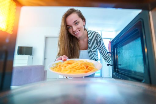 Non solo scongelare e riscaldare i cibi: gli usi del forno a microonde che non ti aspetti