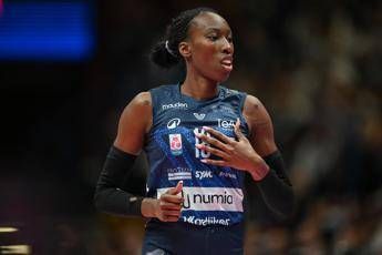 L'avversaria la mura, Egonu la richiama. Poi si difende: "Non sono una bulla" - Video