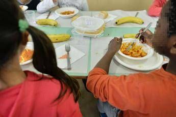 Bimbi a tavola, studio: "Mangiare senza aiuto favorisce sviluppo linguaggio" Bimbi a tavola, studio: "Mangiare senza aiuto favorisce sviluppo linguaggio"