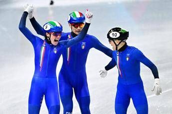 Impresa a Milano Cortina, l'Italia è medaglia d'oro nella staffetta mista short track Impresa a Milano Cortina, l'Italia è medaglia d'oro nella staffetta mista short track