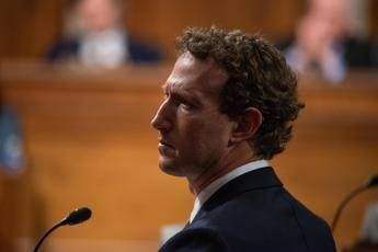 Dipendenza da social nei giovani, Zuckerberg oggi alla sbarra a Los Angeles in processo storico Dipendenza da social nei giovani, Zuckerberg oggi alla sbarra a Los Angeles in processo storico