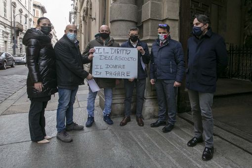 Delegazione di commercianti dell’Alto Canavese davanti a Palazzo Lascaris Delegazione di commercianti dell’Alto Canavese davanti a Palazzo Lascaris