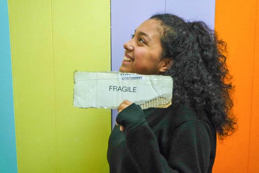 Immagine tratta dalla campagna “Fragile” lanciata da Asai nel 2017 per parlare di adolescenza Immagine tratta dalla campagna “Fragile” lanciata da Asai nel 2017 per parlare di adolescenza