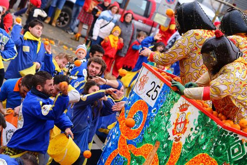 Un momento della battaglia delle arance