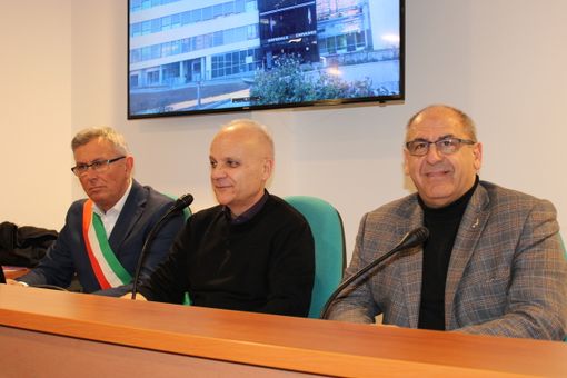 Il momento del taglio del nastro in ospedale