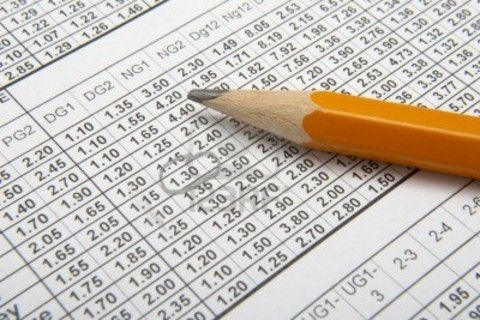 Nonostante il divieto, la sala scommesse è aperta dopo le 19: blitz della polizia