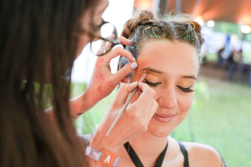 Torino, Kappa FuturFestival: con 50 giovani nel beauty bar della vip lounge nascono le tendenze make-up & hair della Generazione Z Torino, Kappa FuturFestival: con 50 giovani nel beauty bar della vip lounge nascono le tendenze make-up & hair della Generazione Z