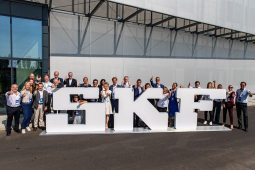 La foto di gruppo fuori dal nuovo centro La foto di gruppo fuori dal nuovo centro