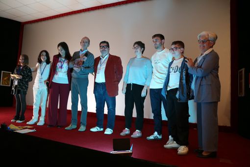 Luciano Bruno, quarto da sinistra e parte del cast di ‘Viola’ Luciano Bruno, quarto da sinistra e parte del cast di ‘Viola’