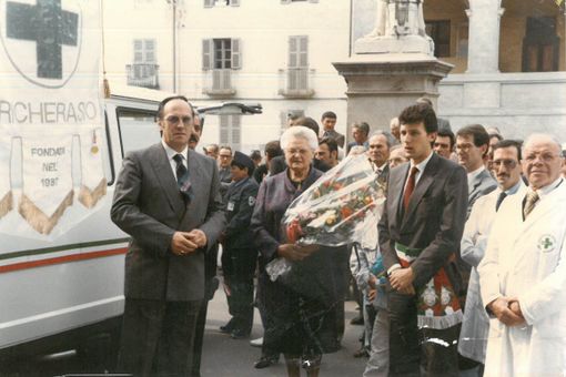 Il presidente di un tempo Aldo Fassino (accanto al labaro associativo), al centro la madrina Amalia Galetto e a lato il sindaco Emilio Bolla in piazza Santa Maria per l'inaugurazione della sede Il presidente di un tempo Aldo Fassino (accanto al labaro associativo), al centro la madrina Amalia Galetto e a lato il sindaco Emilio Bolla in piazza Santa Maria per l'inaugurazione della sede