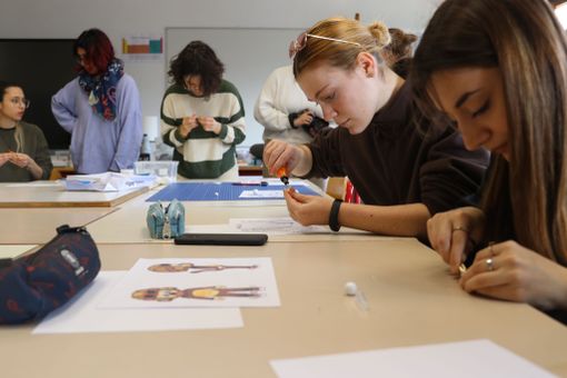 Gli studenti del Buniva al lavoro per realizzare i pupazzi protagonisti del cortometraggio (Archivio fotografico IIS M. Buniva) Gli studenti del Buniva al lavoro per realizzare i pupazzi protagonisti del cortometraggio (Archivio fotografico IIS M. Buniva)