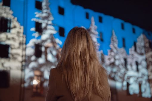La natività del Botticelli dipinta dalla luce sulla facciata del Duomo di Pinerolo