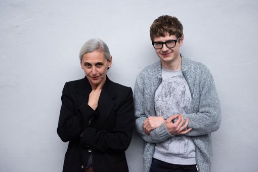 due donne in primo piano