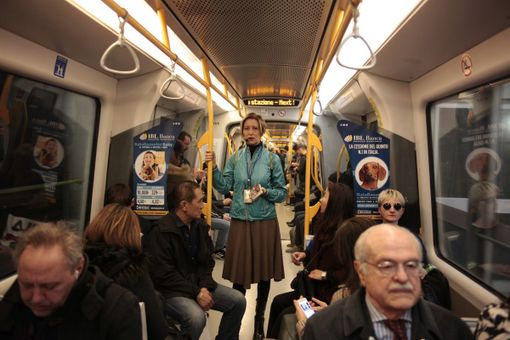 La voce di un'attrice in radioguida accompagna i viaggiatori sulla metropolitana