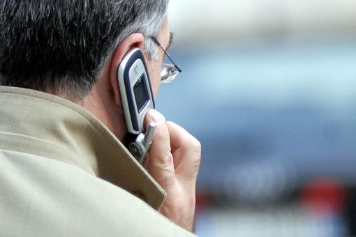 uomo al telefono uomo al telefono