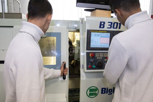 ragazzi in camice che lavorano