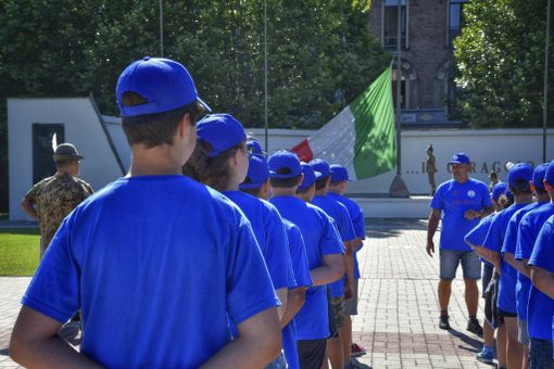 Un giorno da alpini: trenta ragazzi in visita alla caserma Monte Grappa Un giorno da alpini: trenta ragazzi in visita alla caserma Monte Grappa