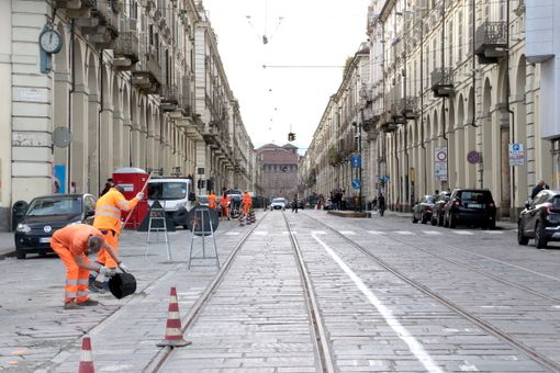 Gli ultimi ritocchi in via Po, dopo un anno di lavori - Foto Daniele Caponnetto