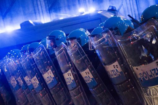 Polizia schierata davanti al Cpr - Foto di repertorio