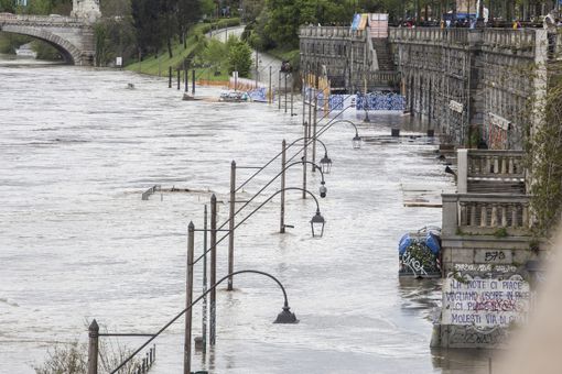 Maltempo, la pioggia ha smesso di cadere ma a Torino il livello del Po sale ancora
