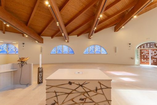 L'interno della nuova chiesa Mater Amabilis L'interno della nuova chiesa Mater Amabilis