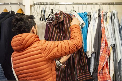 Con Progetto Abito un aiuto a chi non può permettersi di comprare un vestito