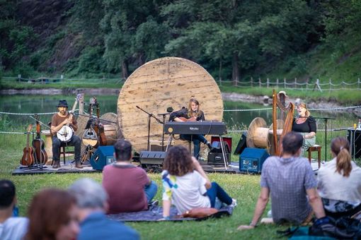 Gente d'Ambiente al Lago dei Camosci: la terza edizione del festival con Neri Marcorè, Fabio Geda, Lorenzo Pregliasco, Giorgia Palmirani