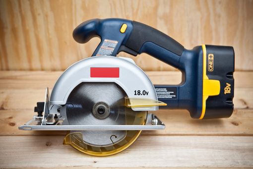 Seghe circolari: tagli netti e mani ferme, tutto quel che serve per domare il legno (e non solo) Seghe circolari: tagli netti e mani ferme, tutto quel che serve per domare il legno (e non solo)