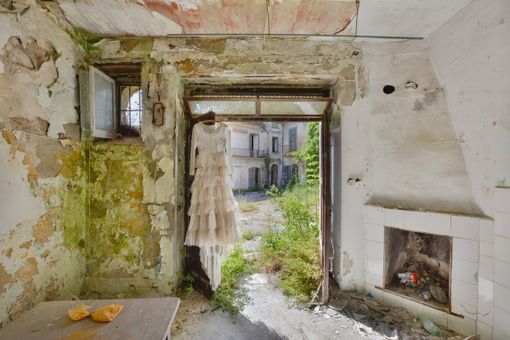 "I custodi dell'abbandono" dal 21 giugno al 12 luglio "I custodi dell'abbandono" dal 21 giugno al 12 luglio