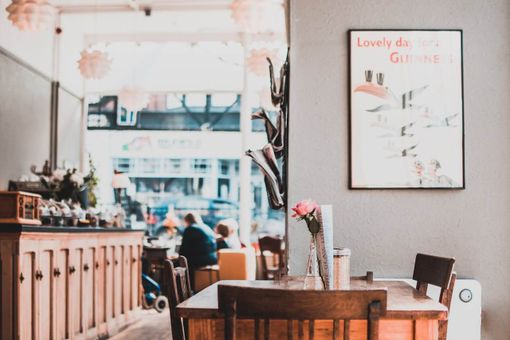 Musica di sottofondo per ristorante: un ingrediente invisibile che fa la differenza Musica di sottofondo per ristorante: un ingrediente invisibile che fa la differenza
