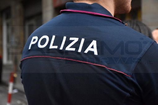 Strappano collanina a un passante, entrano in un negozio e si cambiano vestiti: arrestati due minorenni