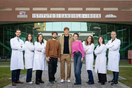 Jannick Sinner scende in campo per la ricerca: la visita all'Istituto di Candiolo