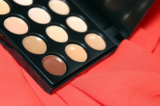 Correttore illuminante: come scegliere la nuance giusta per coprire le occhiaie Correttore illuminante: come scegliere la nuance giusta per coprire le occhiaie