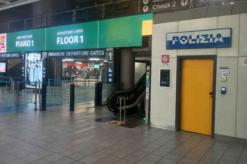 Aeroporto Caselle, la Polizia recupera e restituisce ad un'anziana 2.000 euro persi durante i controlli Aeroporto Caselle, la Polizia recupera e restituisce ad un'anziana 2.000 euro persi durante i controlli