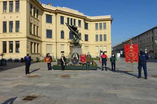 Venaria celebra il suo 25 aprile &quot;in quarantena&quot;, ma ricorda i suoi caduti con le foto davanti al Comune [VIDEO]
