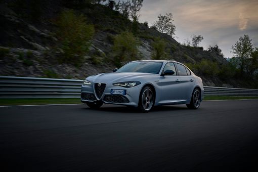 Nuove Alfa Romeo Giulia e Stelvio: family feeling con Tonale e il nuovo sguardo della Berlina Italiana e del SUV che valorizzano il design e il Made in Italy Nuove Alfa Romeo Giulia e Stelvio: family feeling con Tonale e il nuovo sguardo della Berlina Italiana e del SUV che valorizzano il design e il Made in Italy