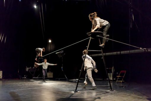 5emes Hurlants, il nouveau cirque di Raphaelle Boitel al teatro Astra 5emes Hurlants, il nouveau cirque di Raphaelle Boitel al teatro Astra