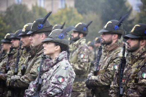 Caserma Monte Grappa, alpini in arme e in congedo celebrano i 146 anni delle Penne Nere